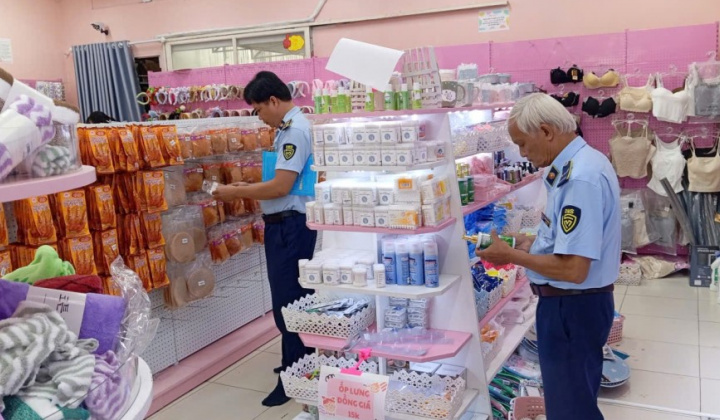 Quản lý thị trường Vĩnh Long: Tiêu hủy hơn 880 sản phẩm mỹ phẩm, thực phẩm không rõ nguồn gốc