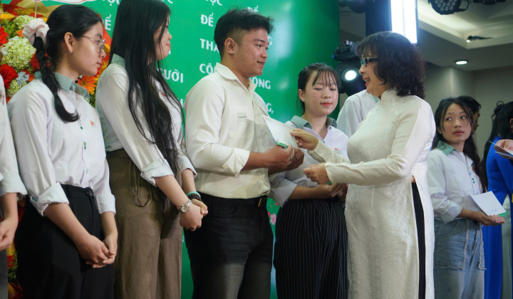 Trường Đại học Đông Á tặng 350 vé xe Tết cho sinh viên khó khăn