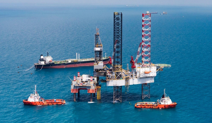 Giá xăng dầu hôm nay 7/1: Chịu áp lực dư cung