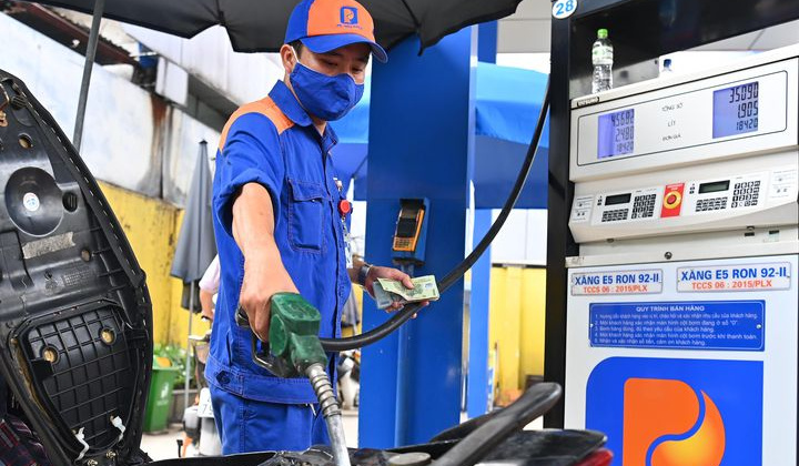Petrolimex chủ động giảm giá xăng dầu 300 đồng/lít,kg để chia sẻ chi phí với người dân và doanh nghiệp