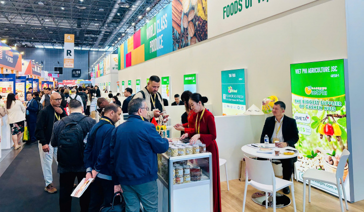 Khu gian hàng Việt Nam tại Hội chợ Sial Paris 2026 thu hút đông đảo khách quốc tế đến tham quan, giao dịch