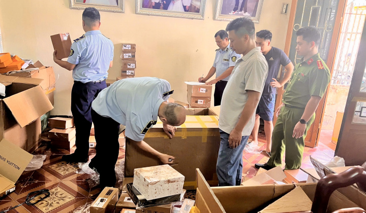 Hà Nội tạm giữ gần 2.900 túi xách có dấu hiệu giả mạo hàng loạt thương hiệu lớn