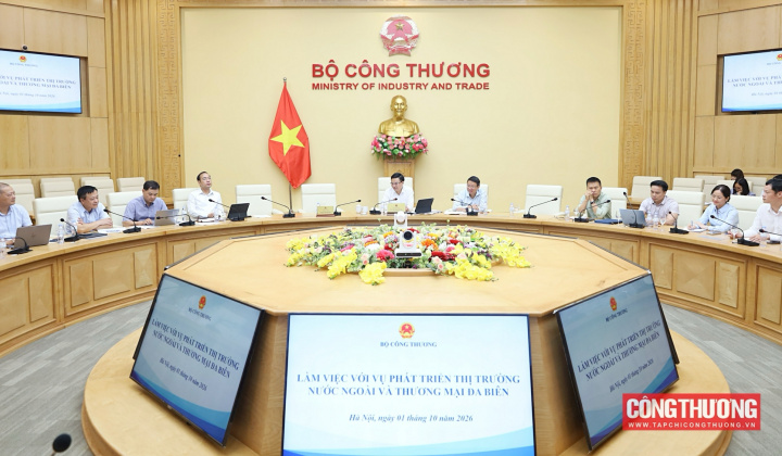 Bộ trưởng Lê Mạnh Hùng làm việc với Vụ Phát triển thị trường nước ngoài và Thương mại đa biên