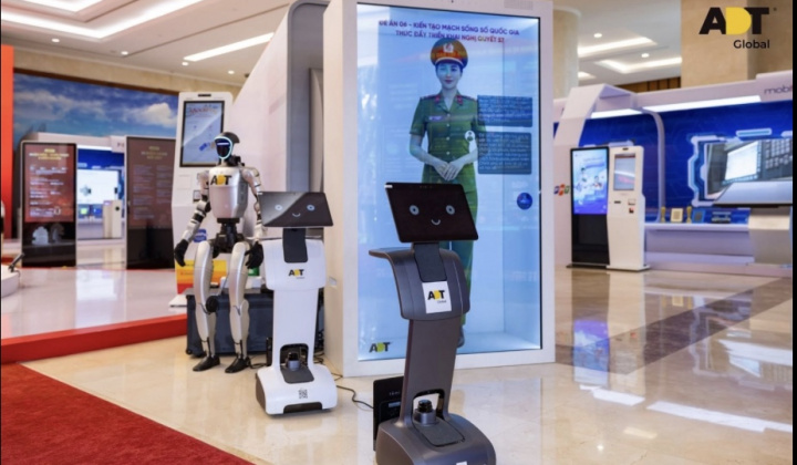 Hai robot AI mang đến trải nghiệm công nghệ tại Lễ phát động phong trào “Sáng kiến mỗi ngày”
