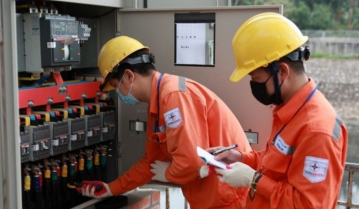Khẩn trương xem xét phương án giảm thuế tiêu thụ đặc biệt với xăng về 0% và giảm giá điện