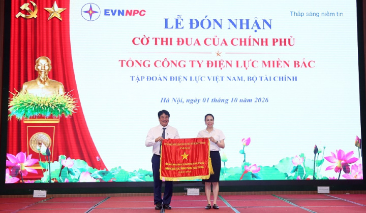 EVNNPC đón nhận Cờ thi đua của Chính phủ