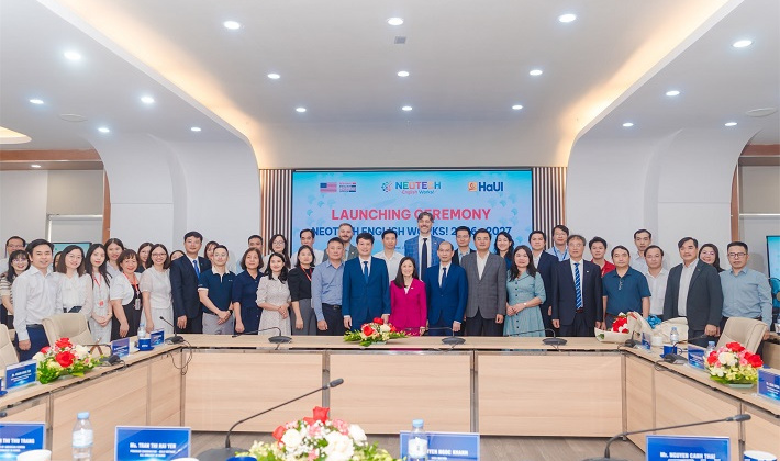 Đại sứ Hoa Kỳ Jennifer Wicks dự khai giảng NeoTECH English Works tại HaUI