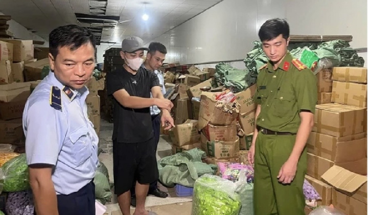 Phát hiện cơ sở biến bánh, kẹo trôi nổi thành hàng nhập khẩu