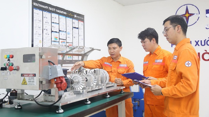 Kỹ sư Công ty Nhiệt điện Duyên Hải làm chủ phần mềm hỗ trợ cân bằng động thiết bị quay tại hiện trường