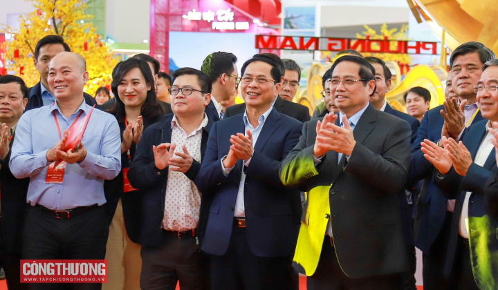 [CHÙM ẢNH] Thủ tướng Phạm Minh Chính dự tổng duyệt Lễ khai mạc Hội chợ Mùa Xuân lần thứ nhất năm 2026