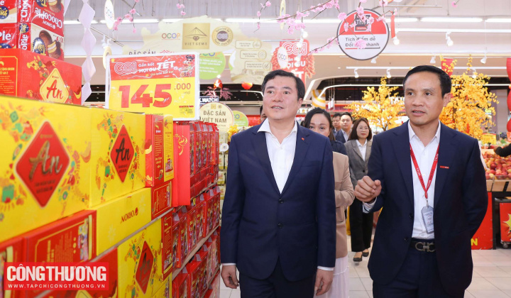 [CHÙM ẢNH] Thứ trưởng Nguyễn Sinh Nhật Tân kiểm tra tình hình cung ứng hàng hóa thiết yếu tại Phú Thọ