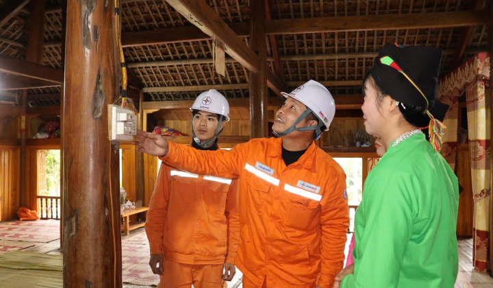 Thắp sáng Tết Nguyên đán Bính Ngọ - EVNNPC vững vàng giữ dòng điện