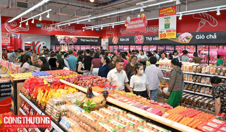 Thị trường ngày mùng 2 Tết Bính Ngọ 2026: Nhu cầu mua sắm thực phẩm tươi sống tăng trở lại