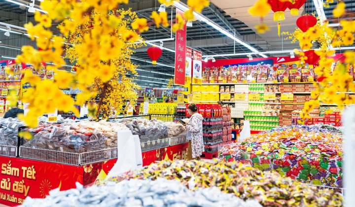Thị trường hàng hóa ngày Mùng 4 Tết Bính Ngọ: "Nhịp" mua sắm sôi động hơn