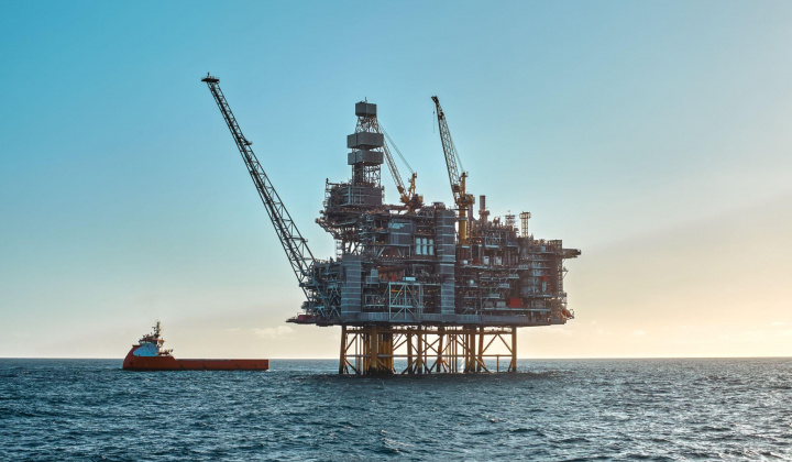 Giá xăng dầu hôm nay 25/2: Thị trường theo dõi diễn biến cuộc gặp giữa Mỹ và Iran