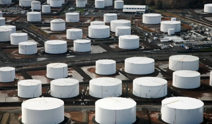 Giá xăng dầu hôm nay 26/2: Tồn kho dầu thô tại Mỹ tăng vọt