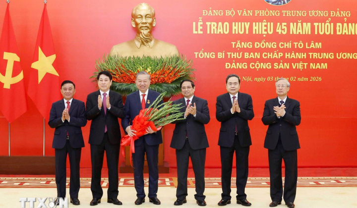 Trao Huy hiệu 45 năm tuổi Đảng tặng Tổng Bí thư Tô Lâm