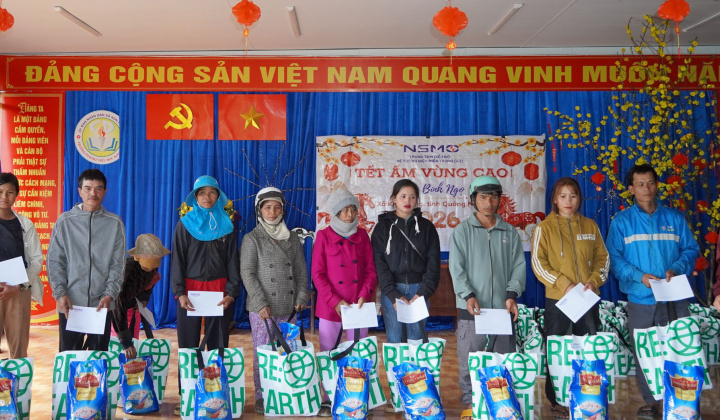 Trung tâm Điều độ Hệ thống điện miền Trung mang Tết ấm đến vùng cao xã Kon Plông, Quảng Ngãi