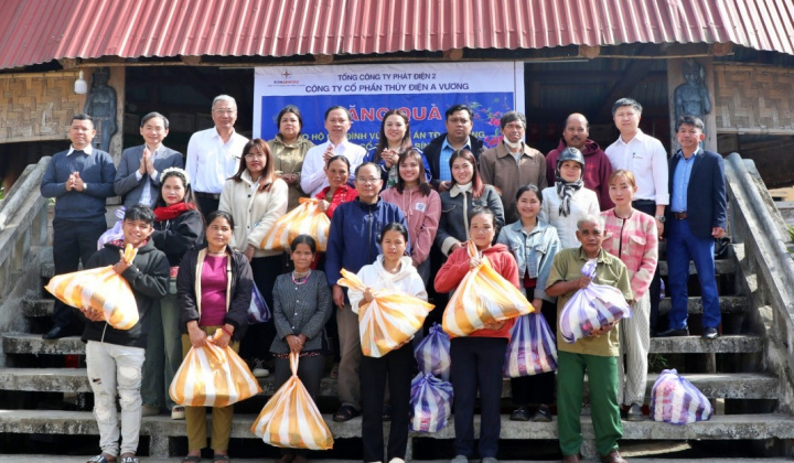 Thủy điện A Vương trao 200 suất quà Tết xuân Bính Ngọ tại Bến Hiên và Tây Giang