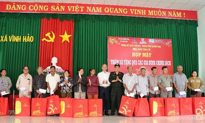 Nhiệt điện Vĩnh Tân: Trao quà Tết Bính Ngọ cho gia đình chính sách tại Lâm Đồng