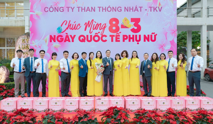 Gần 500 suất quà “giữ lửa” đến với Nữ CBCNV Công ty Than Thống Nhất