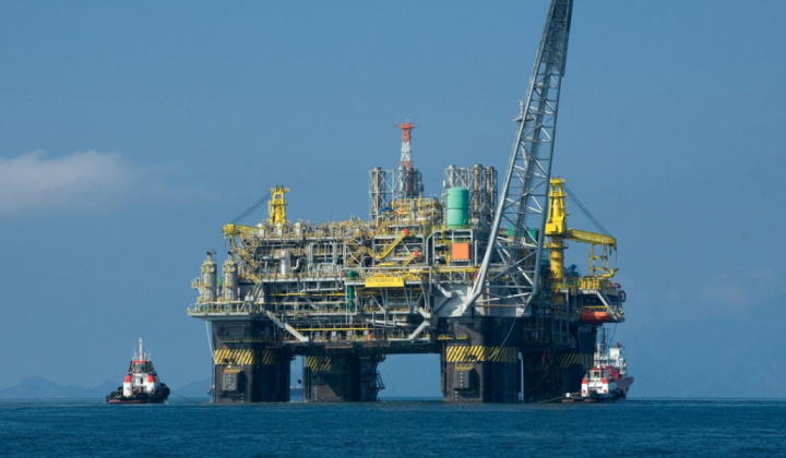 Giá xăng dầu hôm nay 13/3: Neo cao bất chấp Iran tuyên bố không đóng cửa eo biển Hormuz