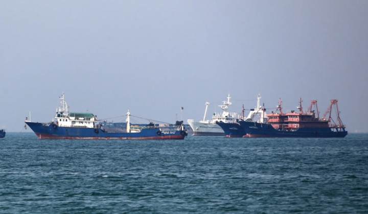 Giá xăng dầu hôm nay 2/3: Gần chạm 80 USD/thùng, lo ngại phong tỏa eo biển Hormuz