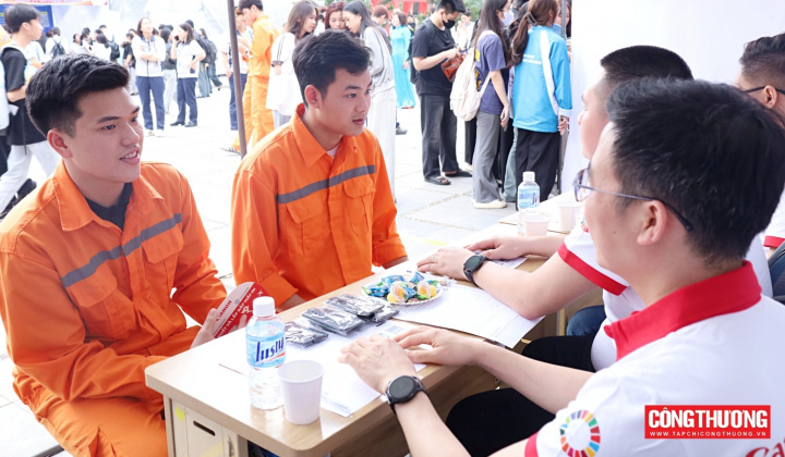 Gần 5.000 cơ hội việc làm tại Ngày hội hợp tác doanh nghiệp Trường Đại học Kinh tế - Kỹ thuật Công nghiệp