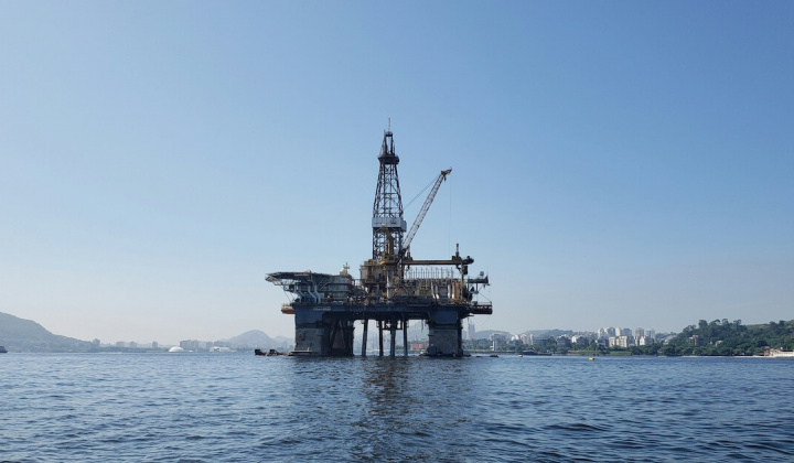 Giá xăng dầu hôm nay 7/3: Vượt mốc 90 USD/thùng