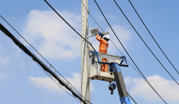 Thanh niên EVNHCMC thắp sáng đường nông thôn Bình Hưng