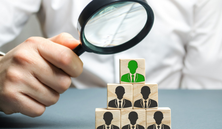 Tác động của quản trị nhân lực bền vững và ứng dụng công nghệ đến năng lực quản trị và cải thiện năng suất lao động: bằng chứng từ doanh nghiệp dịch vụ tại Việt Nam