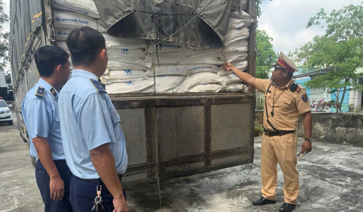 Đà Nẵng: Phát hiện, xử lý vụ vận chuyển 6 tấn đường tinh luyện nhập lậu
