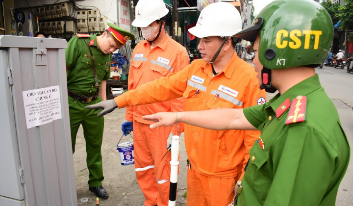 EVN HANOI: Nâng cao ý thức để chấm dứt quảng cáo trái phép