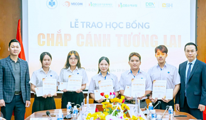 Tiếp sức nhân lực kinh tế số: Hiệp hội Thương mại điện tử Việt Nam trao học bổng cho 15 trường đại học