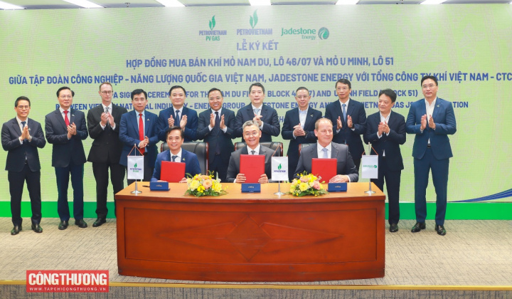 Petrovietnam ký kết và trao các văn kiện Dự án phát triển mỏ Nam Du, Lô 46/07 và mỏ U Minh, Lô 51