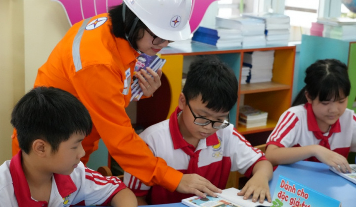 Lan tỏa văn hóa đọc và thông điệp sử dụng điện an toàn, tiết kiệm: Hành trình “Bí mật Quả cầu tím” trên vùng đất Mỏ