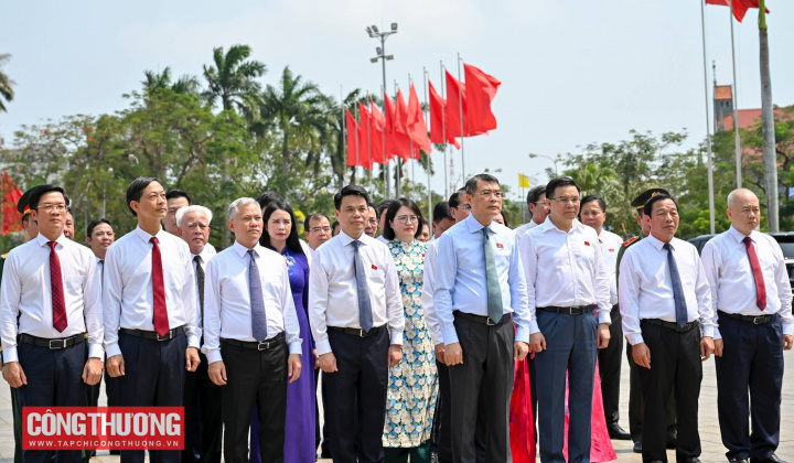 [CHÙM ẢNH] Thủ tướng và đoàn đại biểu dâng hương tưởng niệm các Anh hùng liệt sĩ tại Hải Phòng