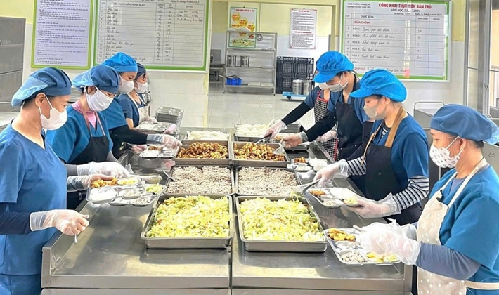 Hà Nội tăng cường siết chặt quản lý an toàn thực phẩm tại bếp ăn tập thể, trường học