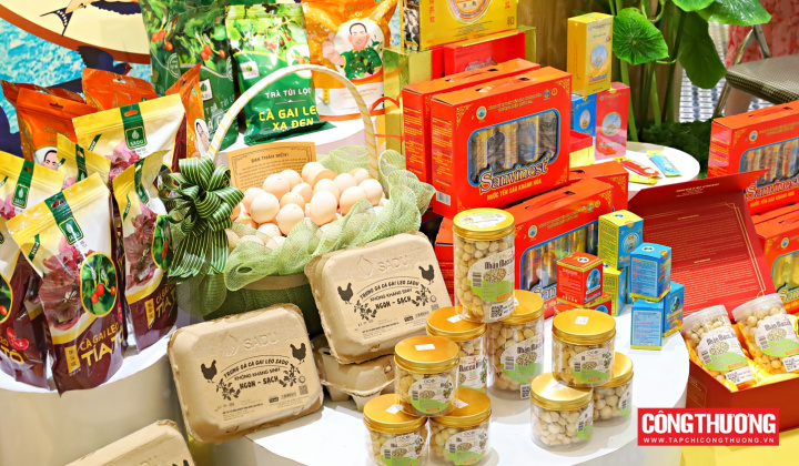 [CHÙM ẢNH] Khai mạc “Sức sống hàng Việt” số 4: Giới thiệu thực phẩm an toàn cho người Việt