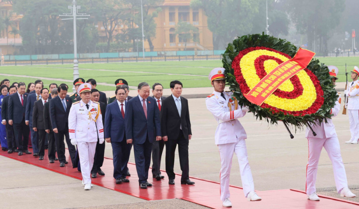 Lãnh đạo Đảng, Nhà nước và đại biểu Quốc hội khóa XVI vào Lăng viếng Chủ tịch Hồ Chí Minh