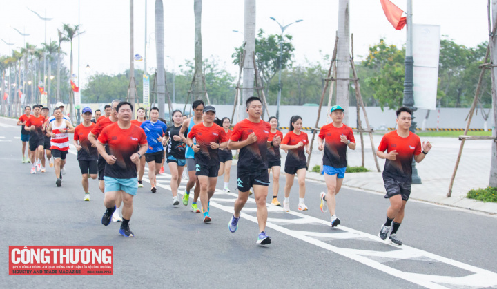 Đà Nẵng: Gần 100 thành viên CLB Hải Châu Runners lan tỏa tinh thần sử dụng năng lượng bền vững