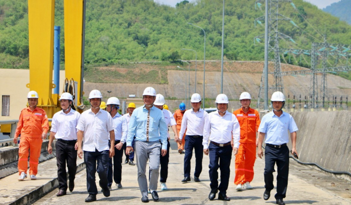 Đoàn công tác EVNGENCO2 thăm hỏi, động viên người lao động tại Thủy điện Trung Sơn nhân dịp Tháng Công nhân