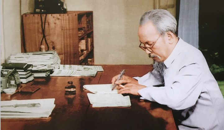 Ánh sáng Hồ Chí Minh soi đường cho chúng ta đi