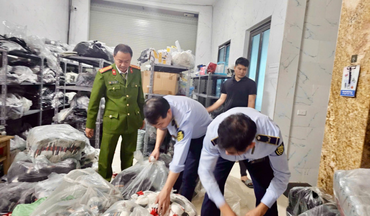 Hà Nội: Đội Quản lý thị trường số 24 mạnh tay dẹp hàng giả, thực phẩm bẩn