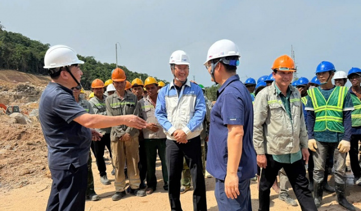 Chùm ảnh: Ngành điện sát cánh cùng người lao động trên các công trường thi công xuyên Lễ 30/4 - 1/5