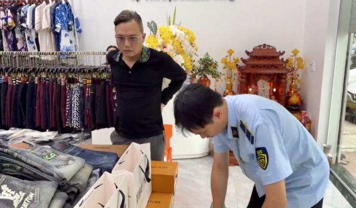 Kiểm tra hộ kinh doanh tại Quốc Oai, phát hiện lượng lớn hàng thời trang ghi giả nhãn hiệu