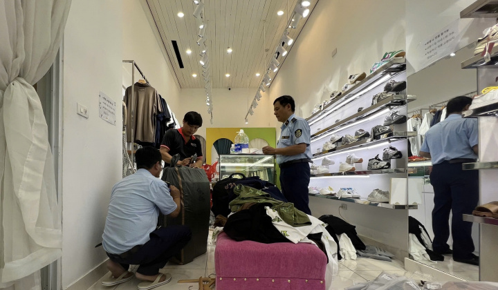 Tạm giữ hơn 700 sản phẩm nghi giả mạo hàng hiệu tại khu đô thị Mỹ Đình - Mễ Trì