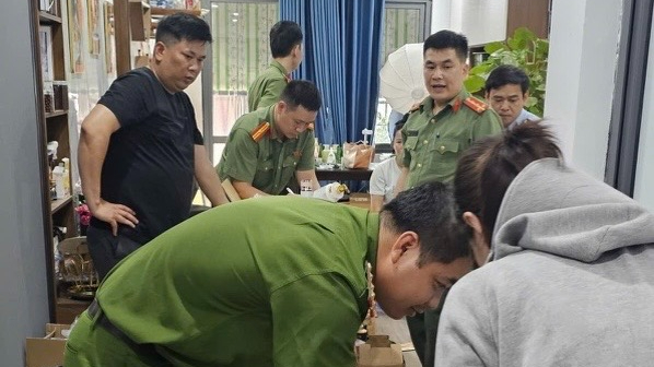 Kiểm tra hộ kinh doanh mỹ phẩm tại Mê Linh, phát hiện hàng trăm sản phẩm nghi giả mạo
