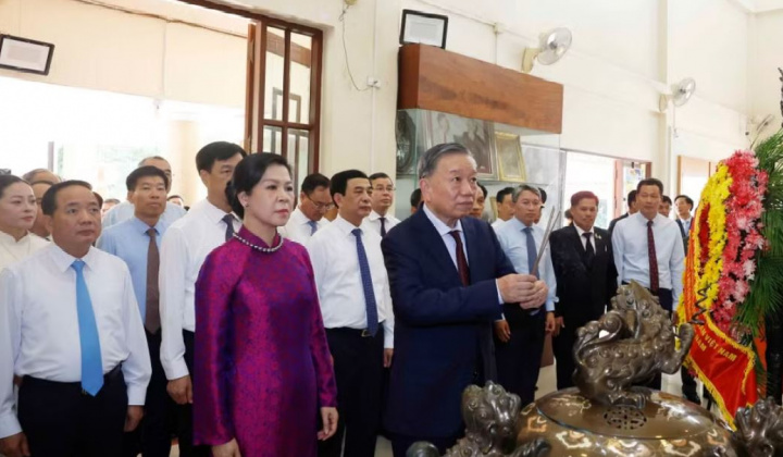 Tổng Bí thư, Chủ tịch nước dâng hương tưởng niệm Chủ tịch Hồ Chí Minh tại Thái Lan