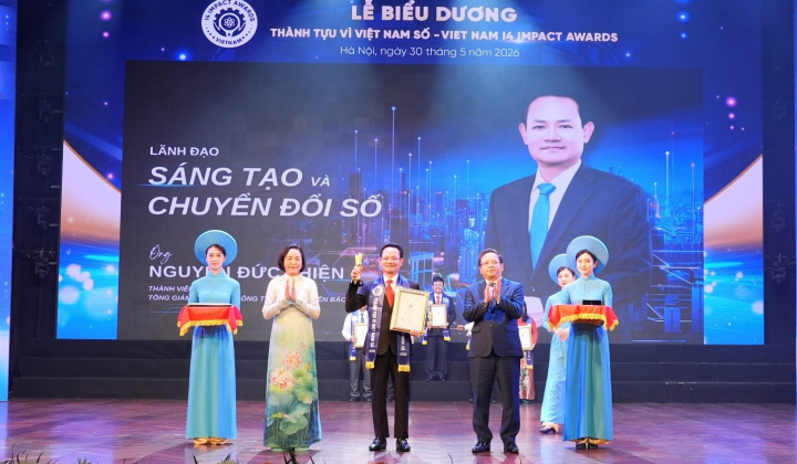 Tổng giám đốc EVNNPC nhận giải Lãnh đạo Sáng tạo và Chuyển đổi số